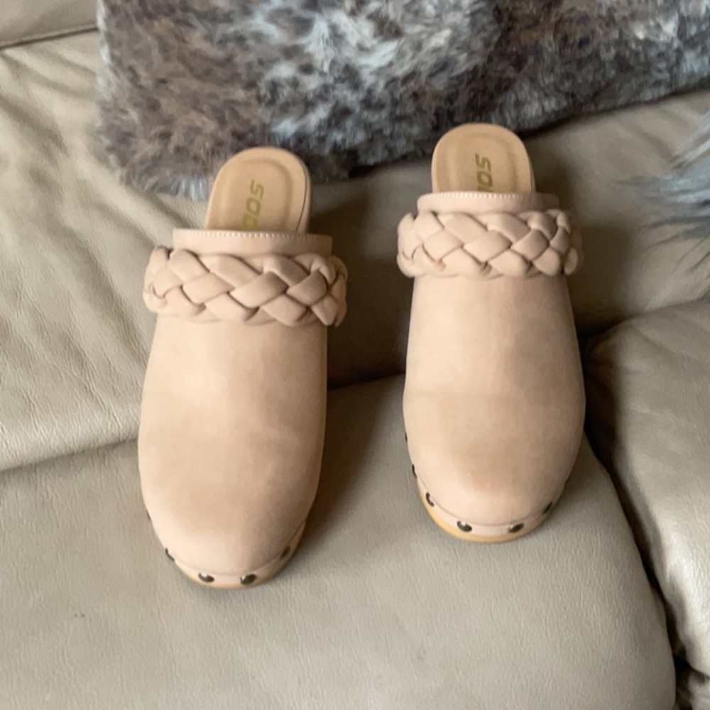 Soda clogs NWOT Nude in color size 9
